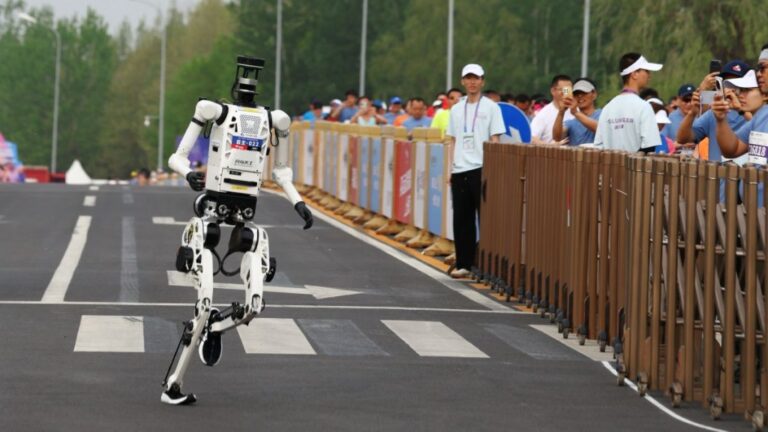 北京亦莊機械人半馬破人類紀錄 榮耀「閃電」憑散熱技術奪冠