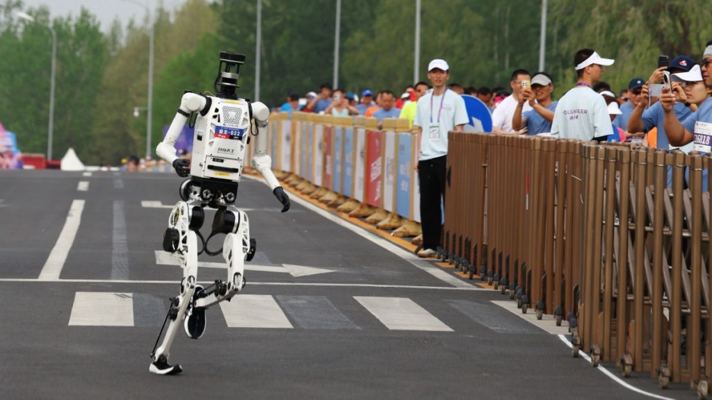 北京亦莊機械人半馬破人類紀錄 榮耀「閃電」憑散熱技術奪冠