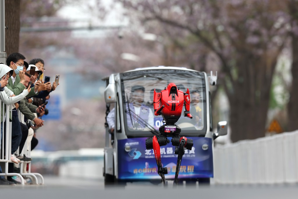北京亦莊機械人半馬拉松 外國遊客夾道觀賽 熱門機械人宇樹H1臨終點前倒地