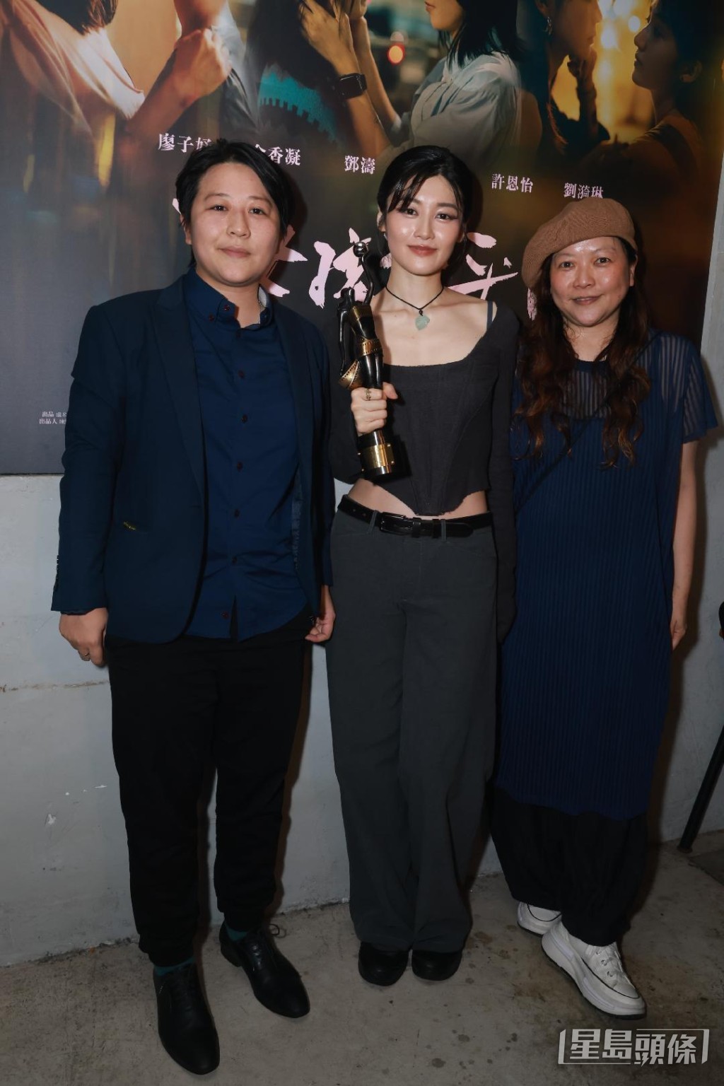 鄧濤與電影導演合影。