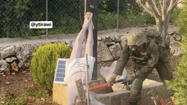 黎巴嫩南部以軍士兵持大錘砸毀耶穌像照片瘋傳 引發眾怒