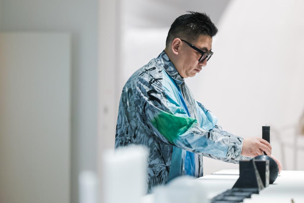 策展人李振華希望藉此藝術展，緩解遊子們的思鄉情緒。