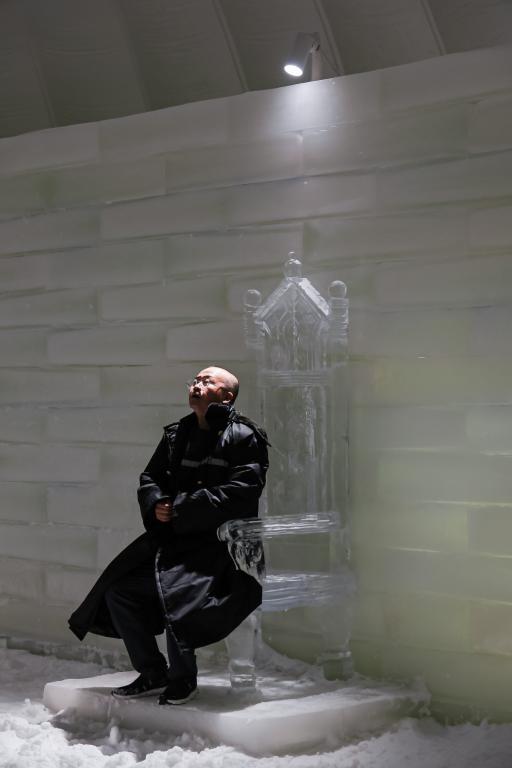 觀衆可以安坐於冰椅上，靜心感受周遭的冰雪世界。