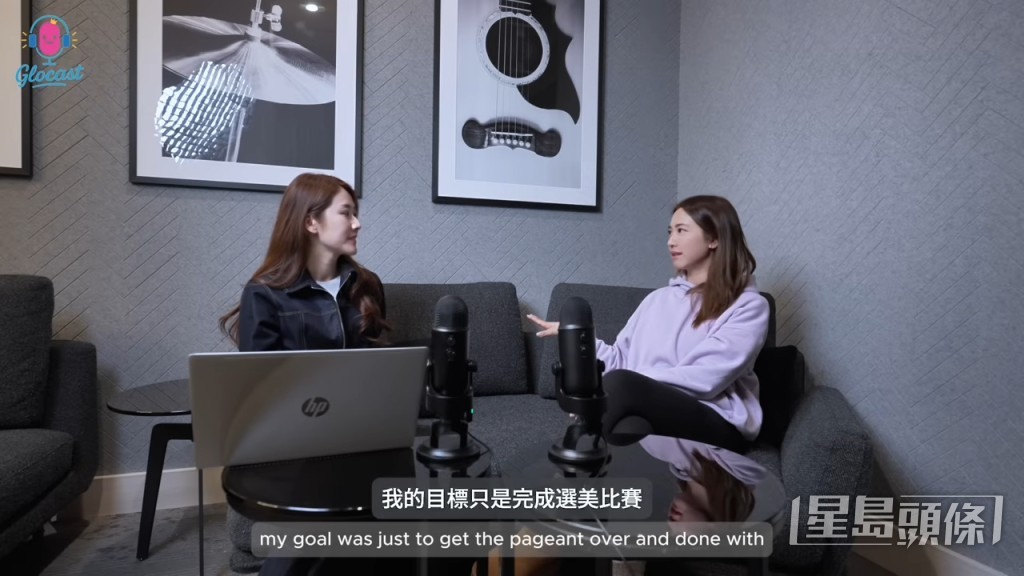 有網民對兩位中國人以英語交談表示不解。