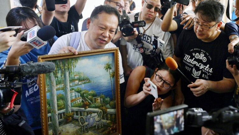 宏福苑居民首日上樓執拾 珍愛畫作倖存成心靈寄託