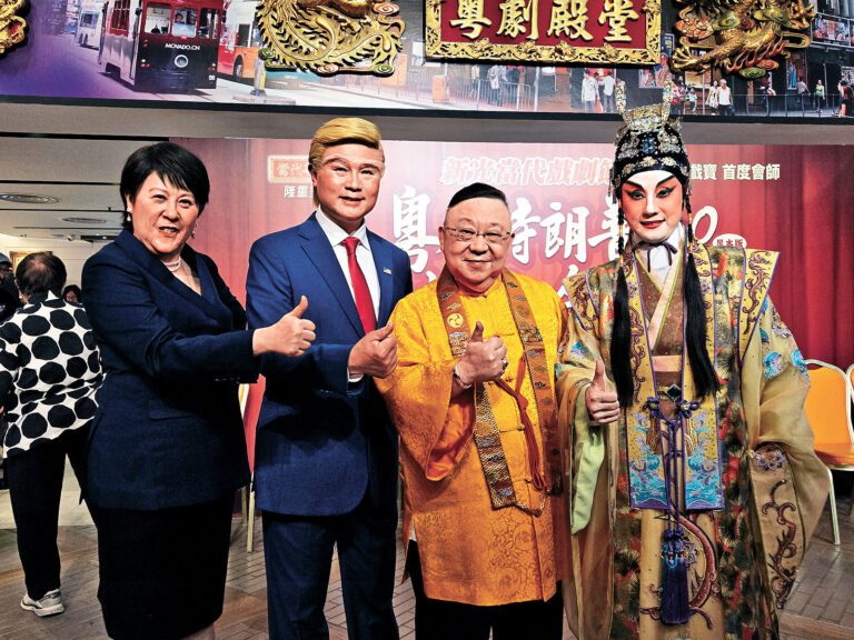 李居明（右二）指一名TVB藝人是他理想的「江青」人選之一。