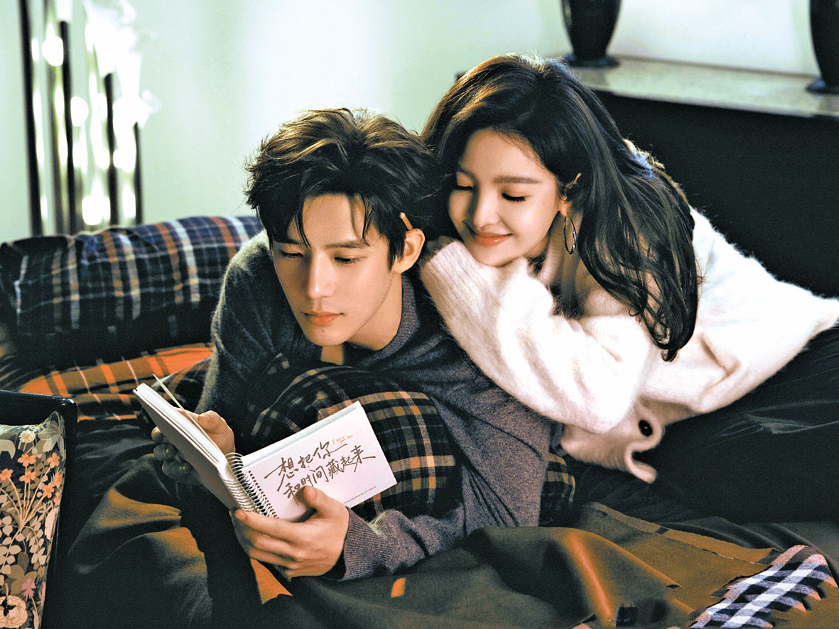 章若楠與王安宇正在拍攝《想把你和時間藏起來》。網上圖片 .c2/.c3 章若楠長相甜美，擁有「初戀女神」稱號。網上圖片