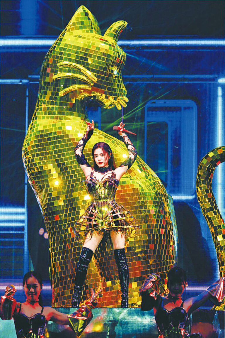 丁噹與金光閃閃的夜貓一同霸氣登場。網上圖片