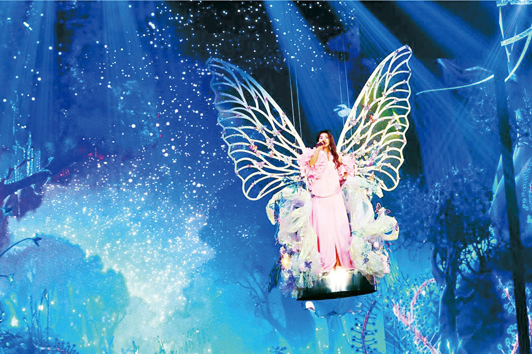 丁噹搭上5米高空七彩幻光蝴蝶舞台，飛越搖滾區。網上圖片