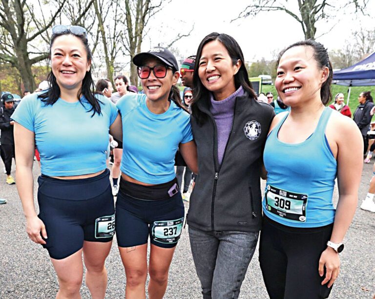 吳市長（右二）同參加熱身賽的跑者們合影。