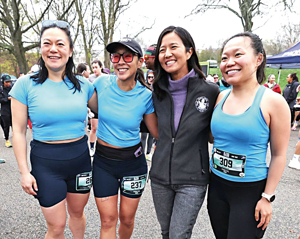 吳市長（右二）同參加熱身賽的跑者們合影。