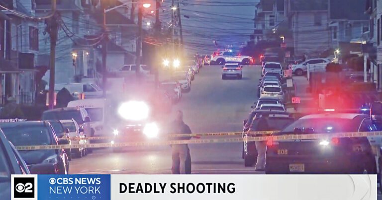 警方尚未逮捕任何嫌疑人，案發現場仍處於封鎖調查狀態。 CBS紐約截圖