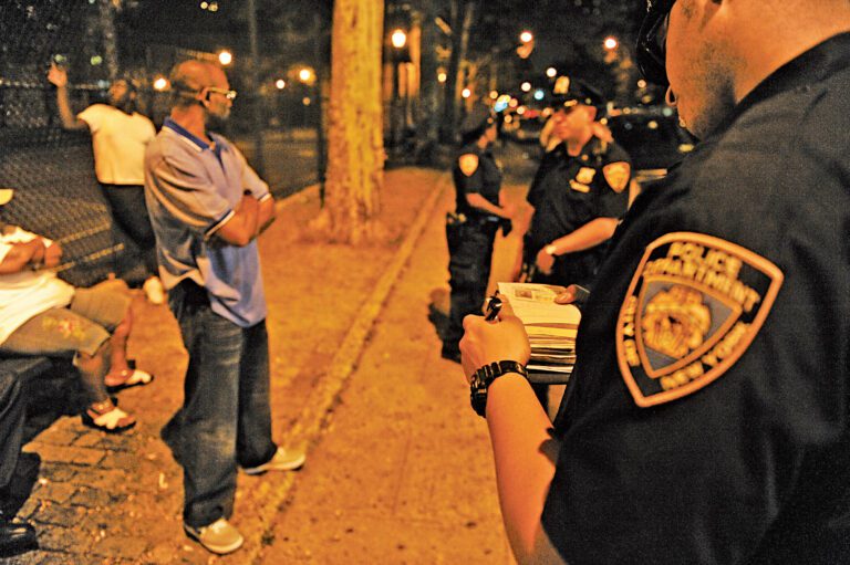 在被攔截的人群中，非裔或西語裔佔比高達90%。 Robert Stolarik/紐約時報