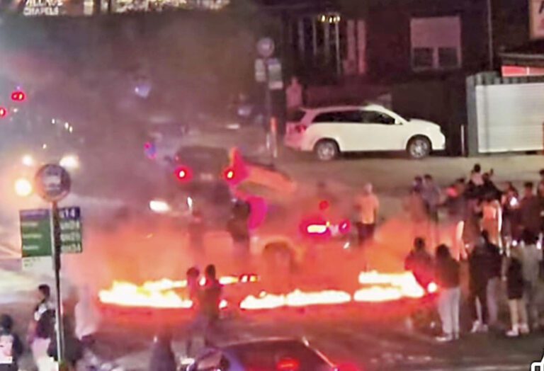 皇后區街頭車聚上演火圈甩尾。 圖片來源：黃友興辦公室