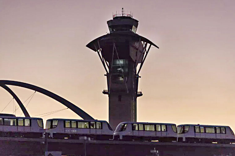 去年12月，自動旅客捷運系統駛過洛杉磯國際機場的控制塔。洛杉磯時報