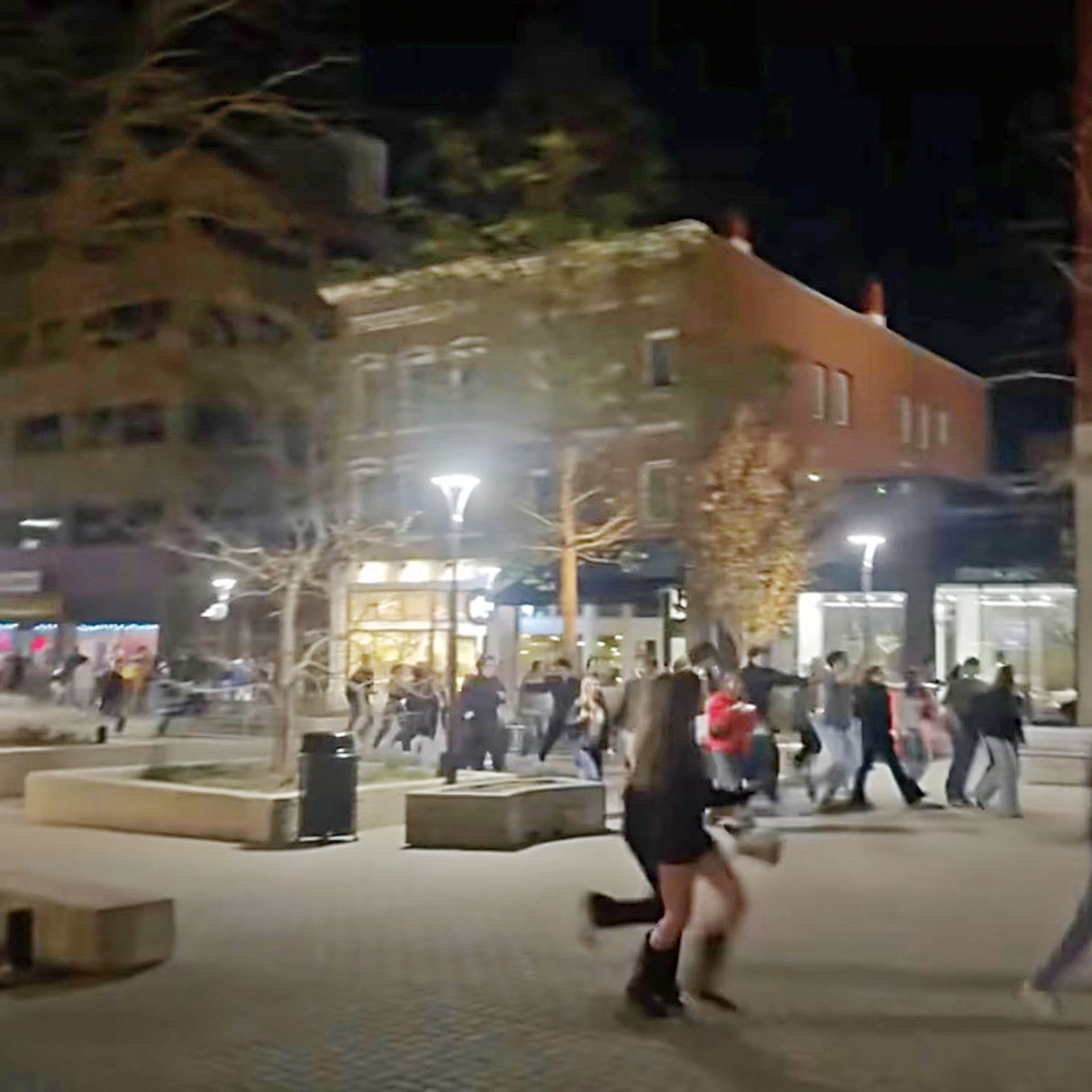 19日在愛荷華州愛荷華市中心的街上，人們目睹槍聲響起後四散奔逃。@HumphreyGman / X