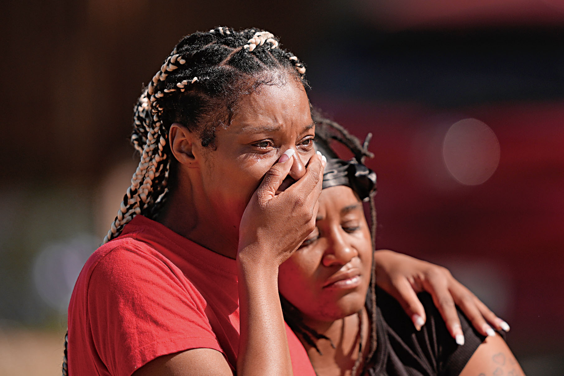 路易斯安那州什里夫波特市發生大規模槍擊案現場外，親友悲痛不已。美聯社