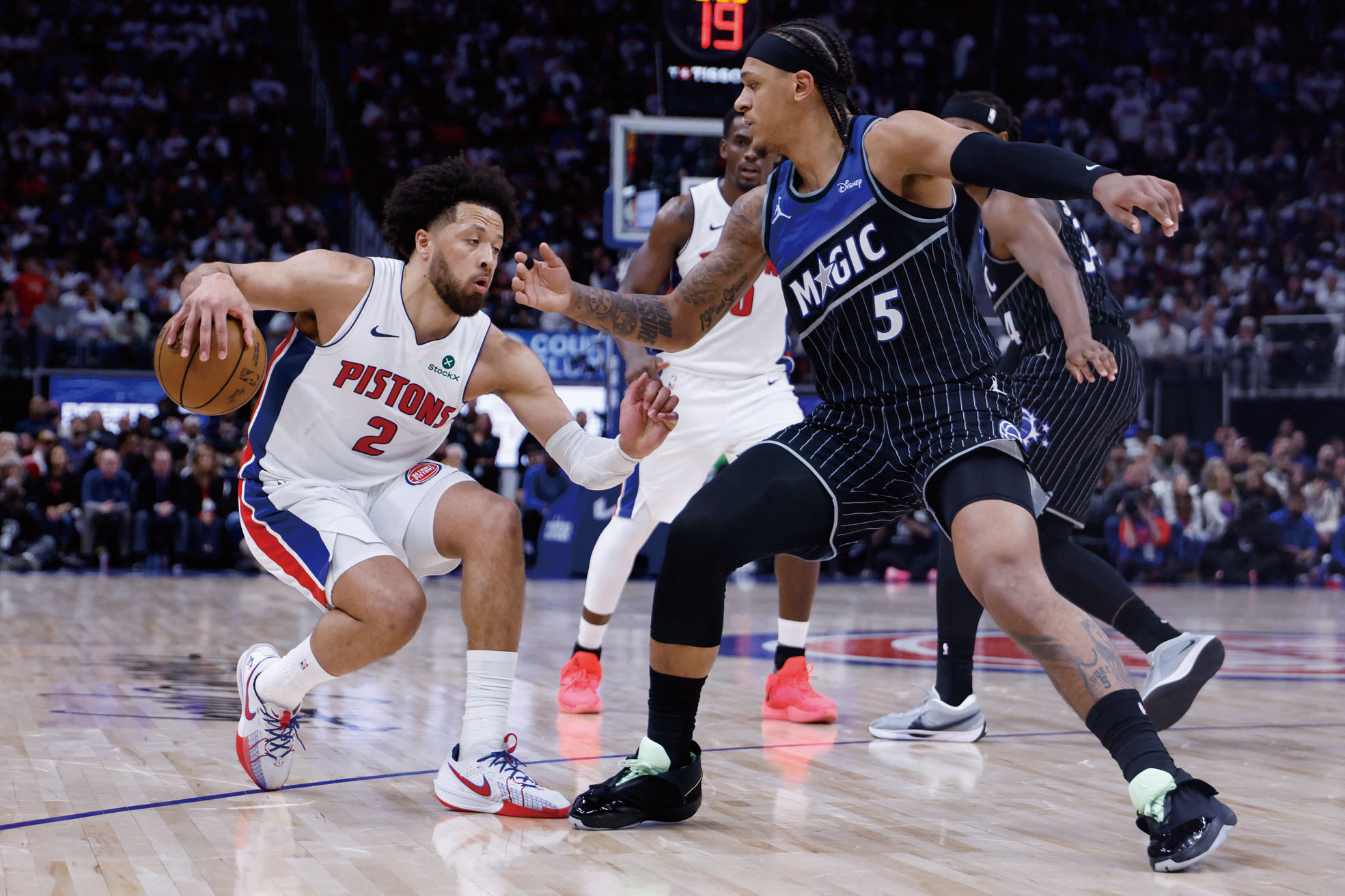 巔峰對決！活塞後衛坎寧安（左）魔術前鋒班切羅狹路相逢。路透社