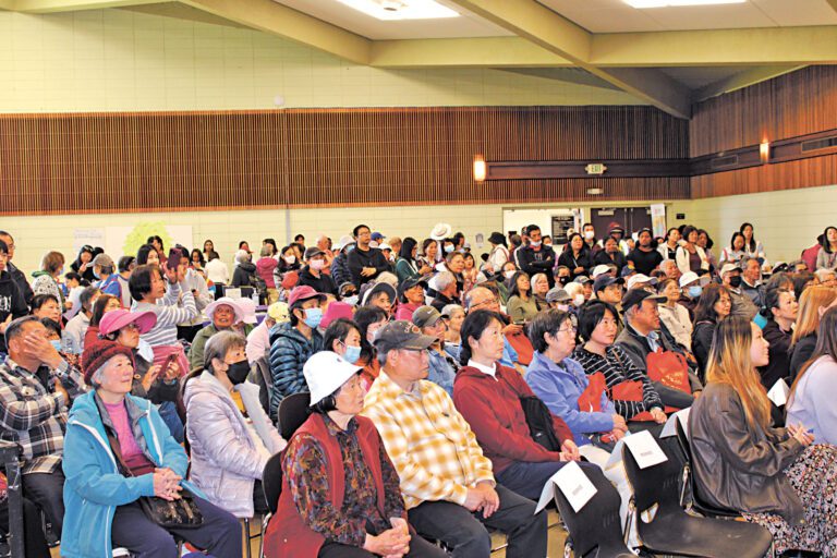 由安老自助處主辦的西區可負擔房屋資源展，座無虛席，大批華裔長者踴躍出席。記者陳程威攝