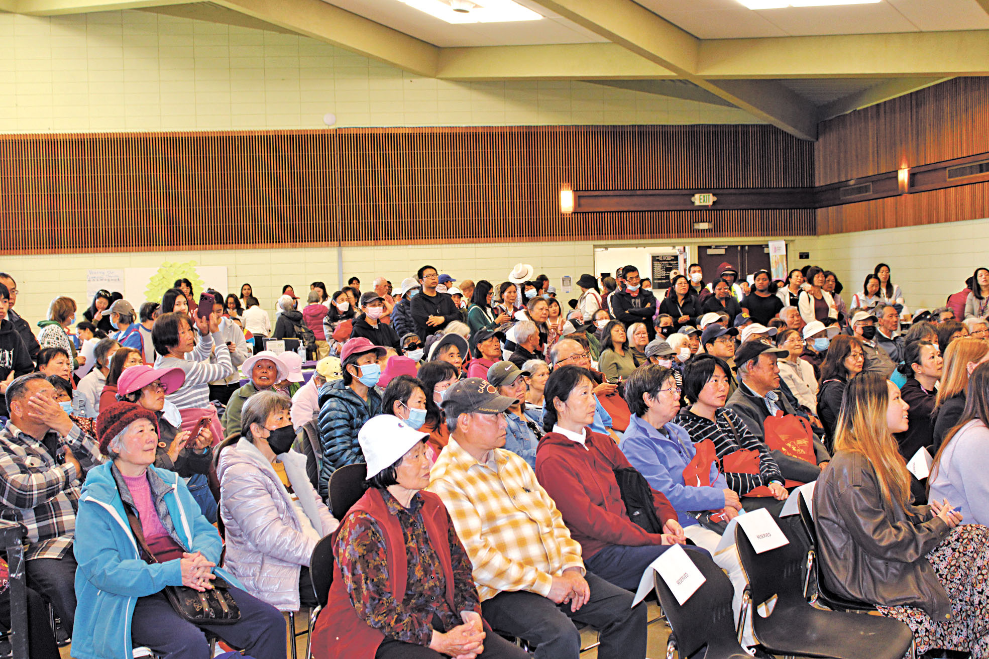 由安老自助處主辦的西區可負擔房屋資源展，座無虛席，大批華裔長者踴躍出席。記者陳程威攝