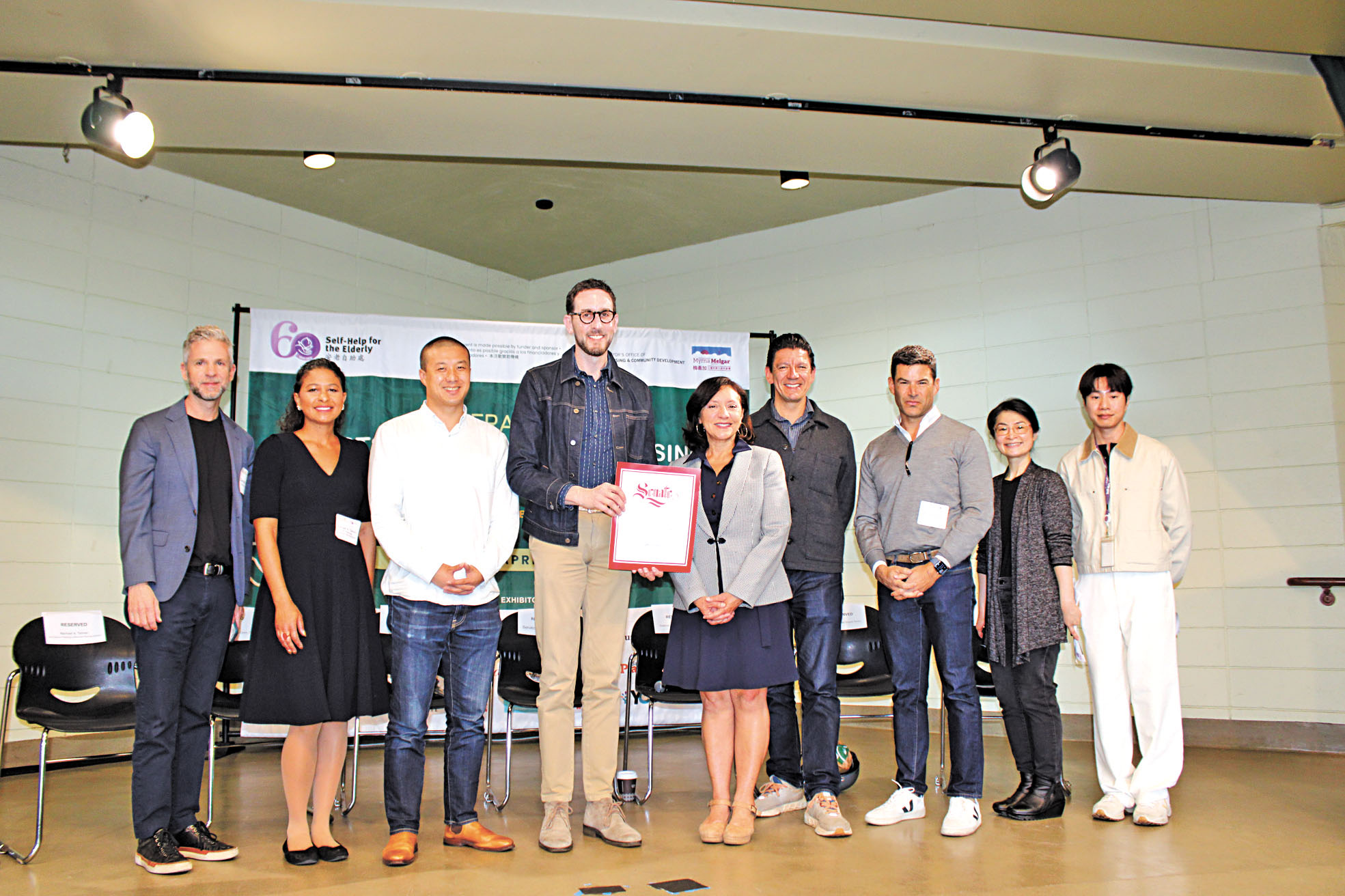 （左三起）第四區市參事王兆倫、州參議員威善高、第七區市參事梅義加和估值官郭華健等民選官員參加活動，與安老自助處代表合影。記者陳程威攝