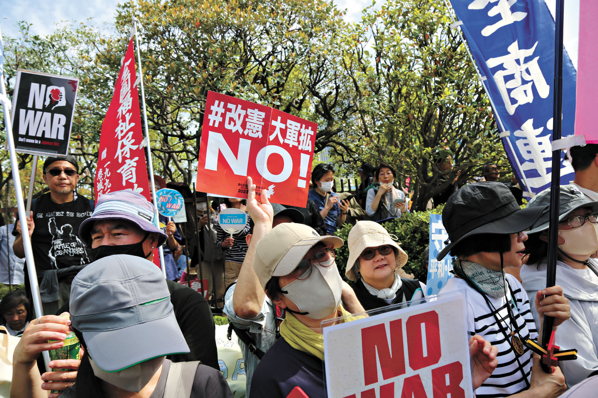 超3萬名日本民眾在位於東京的國會議事堂前集會，抗議高市早苗政府強推修憲、企圖解禁殺傷性武器出口等破壞和平憲法的動向。中新社