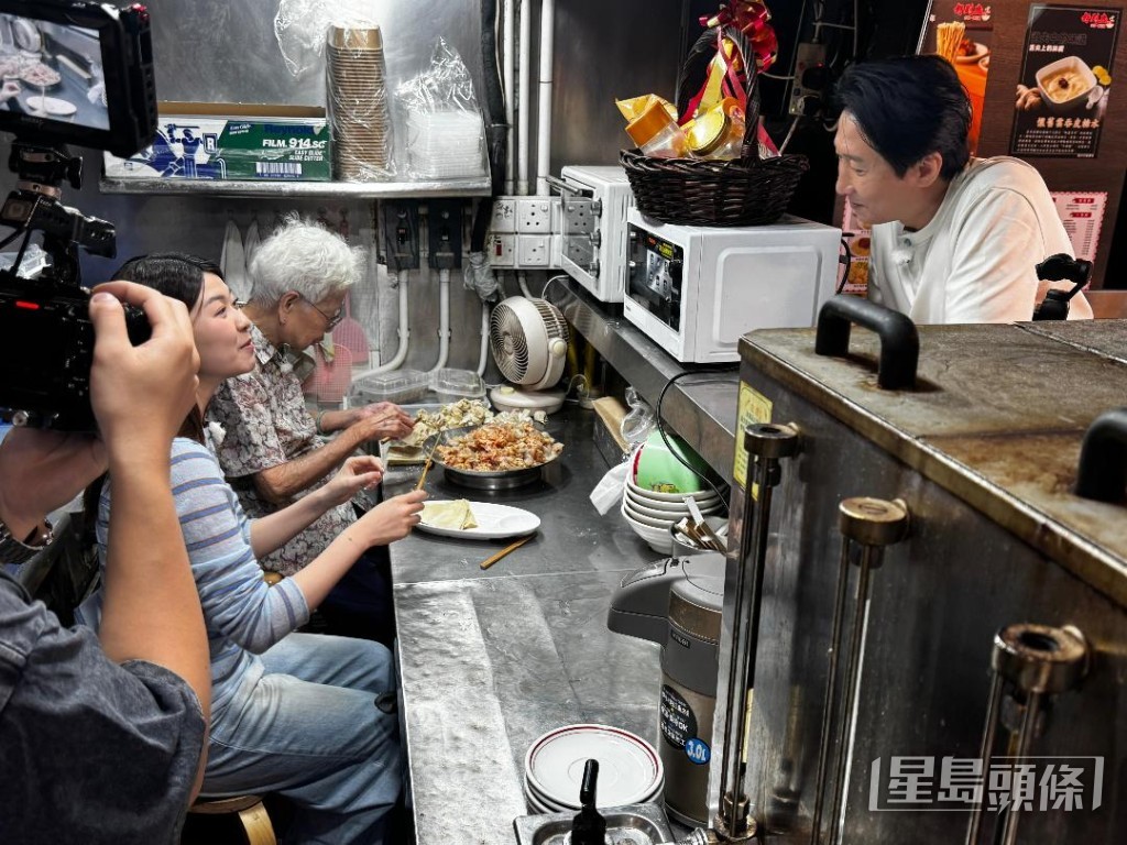 洪天明與劉沛蘅以主持人身份，在元朗為HOYTV拍攝《嫲嫲飯飯》。