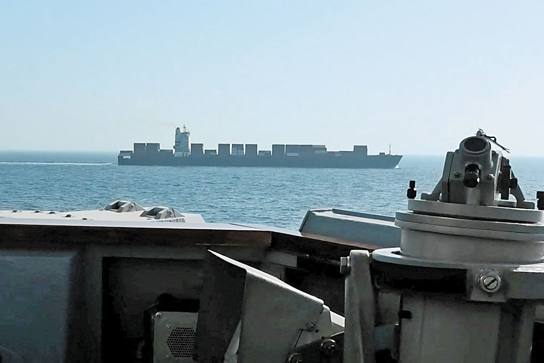 視頻截圖顯示，美軍驅逐艦攔截懸掛伊朗國旗的貨船。路透社