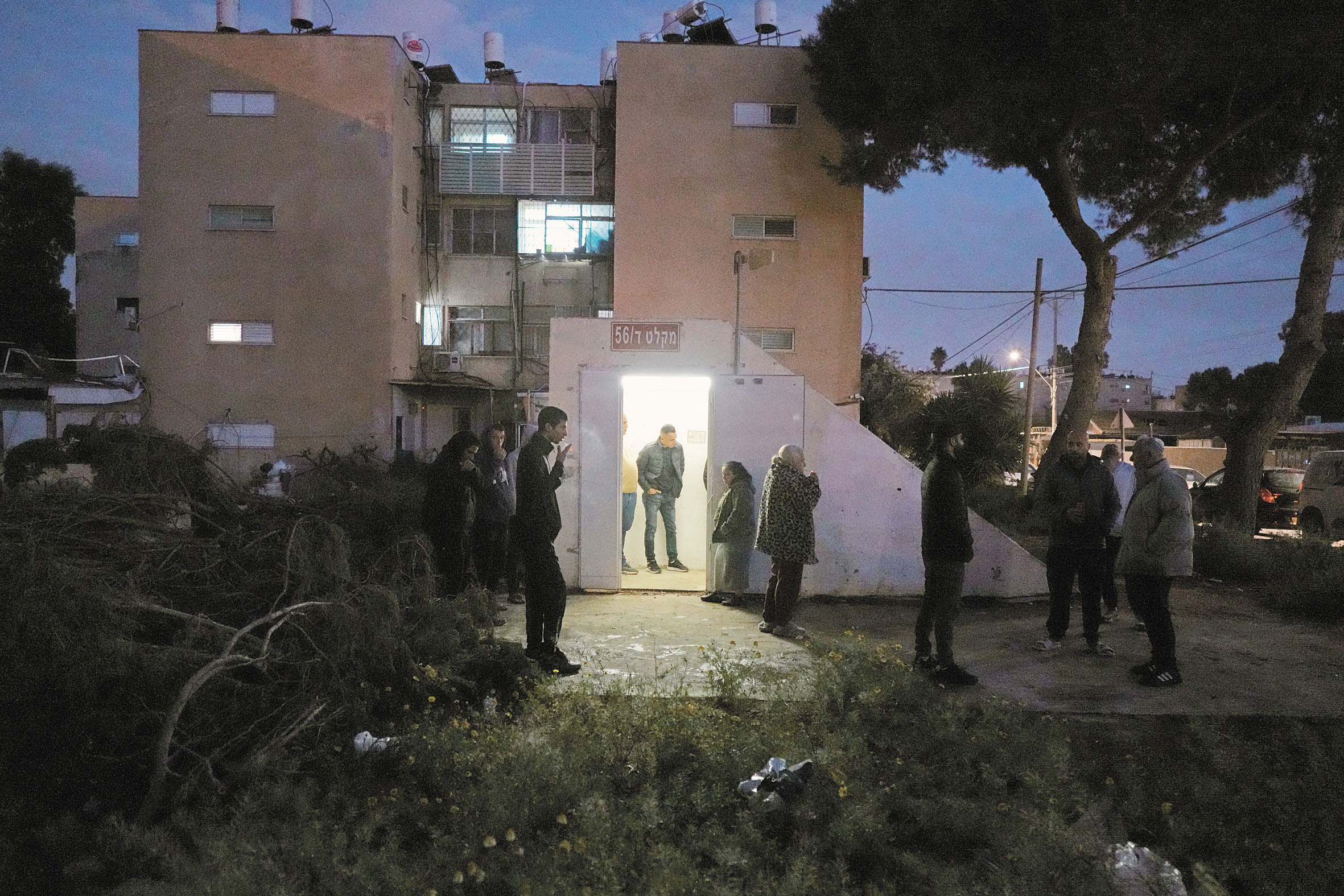 伊朗發射導彈的能力不容忽視。圖為以色列居民們收到導彈來襲的警報後，聚集在防空洞附近。美聯社