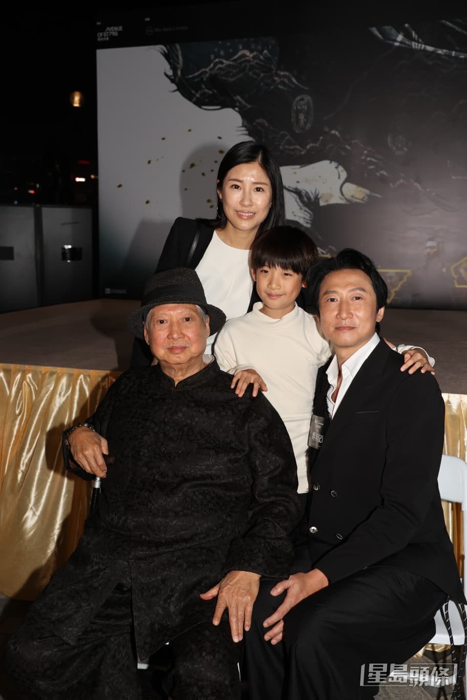 擔任電影《尋秦記》動作導演的洪金寶，享受三代同堂之樂。