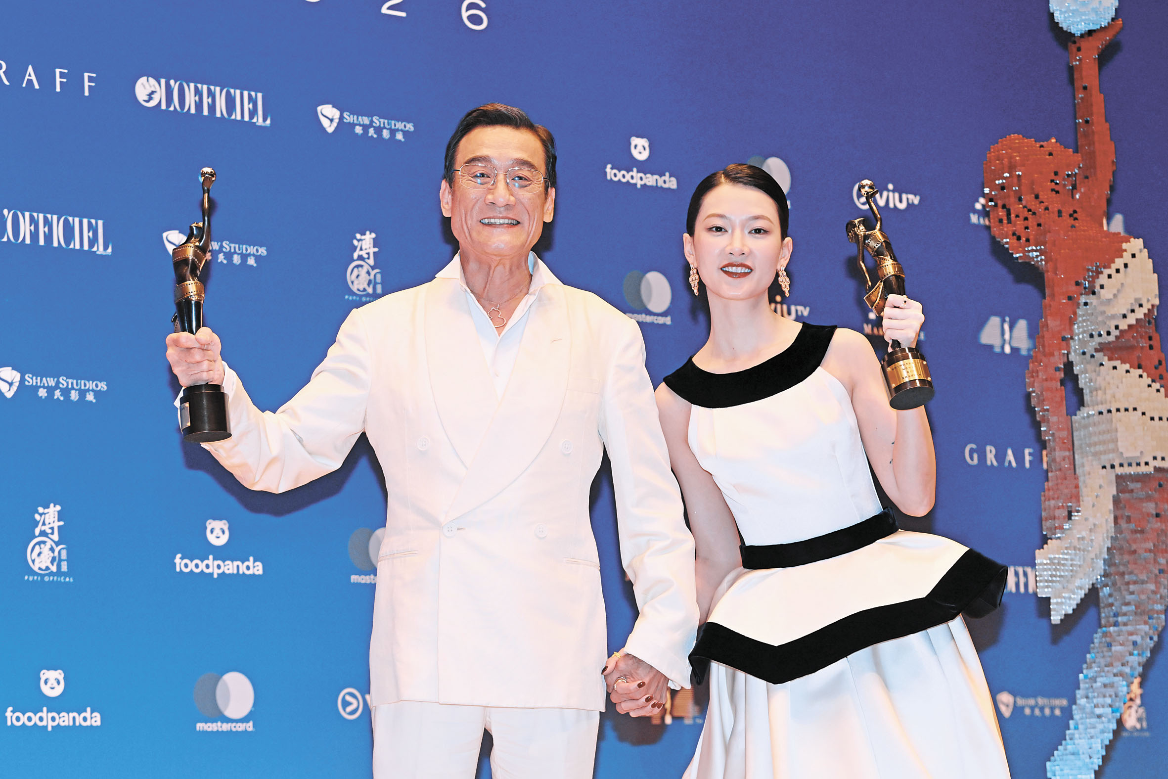 圖為梁家輝（左）與廖子妤（右）合影。中新社