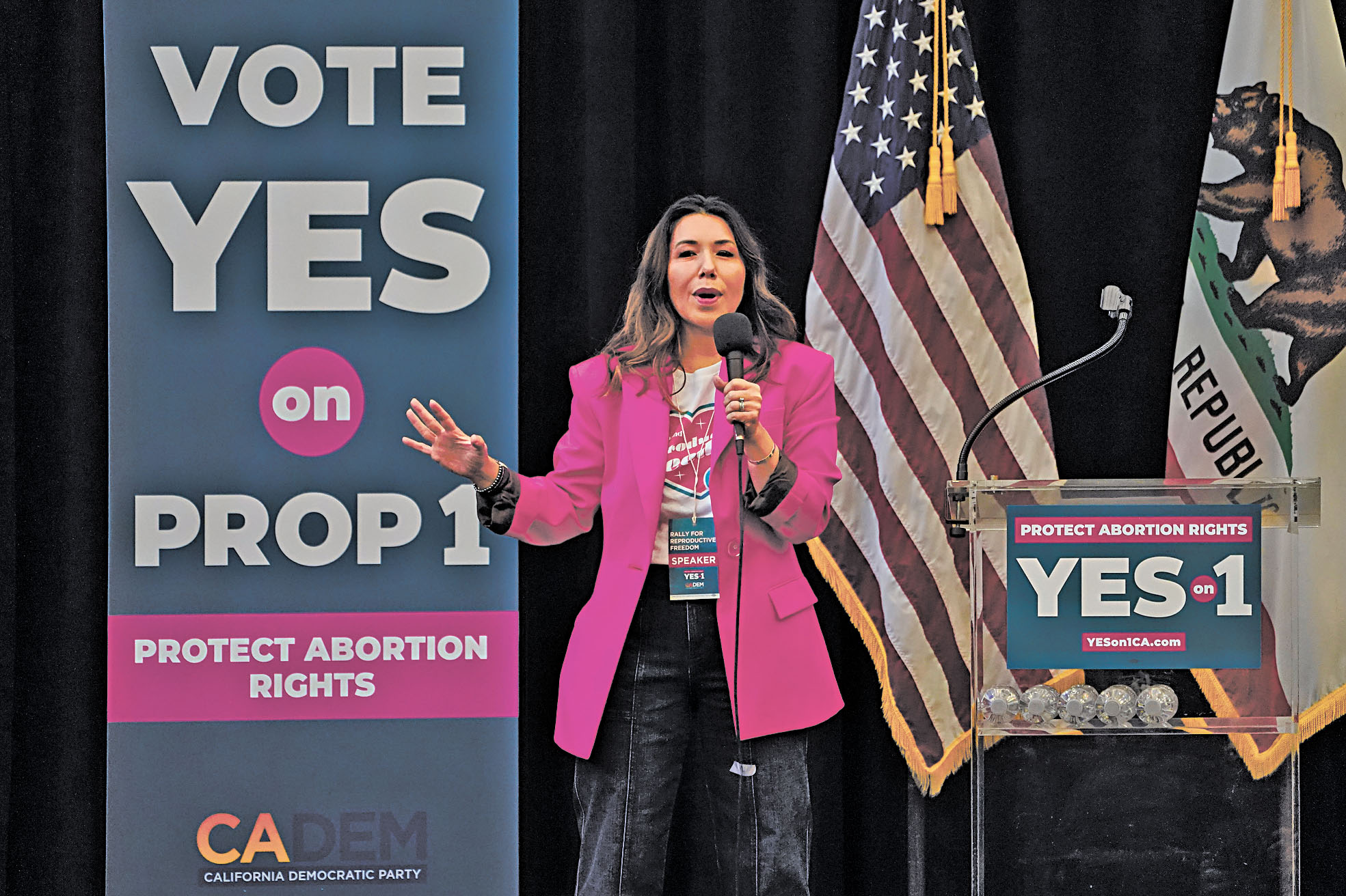 「加州計劃生育」執行長希克斯2022年11月6日在集會上呼籲選民支持當月表決的1號提案，將保障墮胎和避孕權納入州憲法。美聯社資料圖片