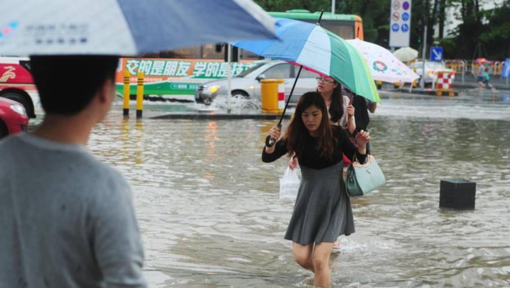 深圳暴雨雷電雙預警生效 羅湖龍崗山洪風險高