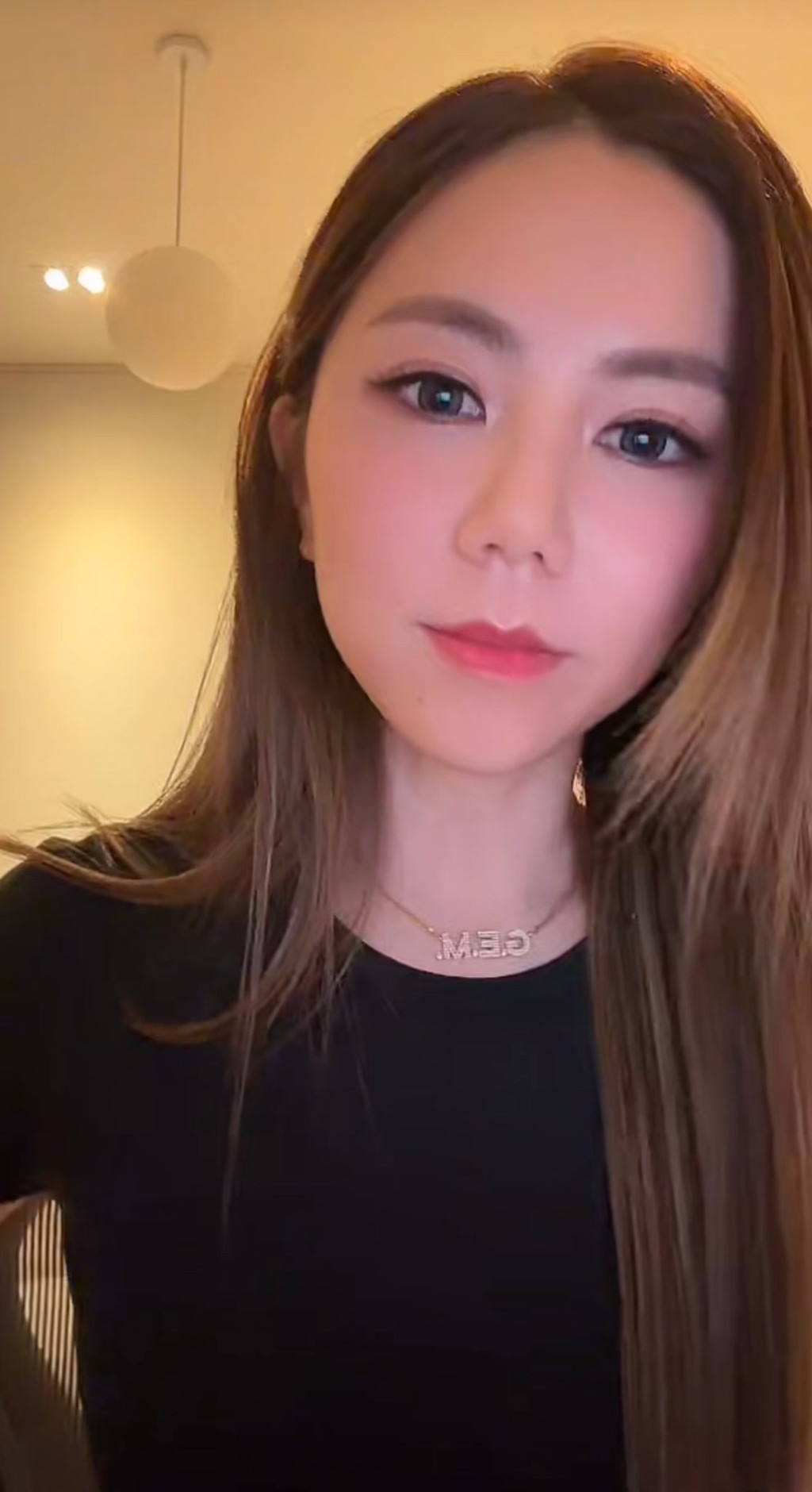 演出後，G.E.M. 抽空透過直播與網民互動交流。