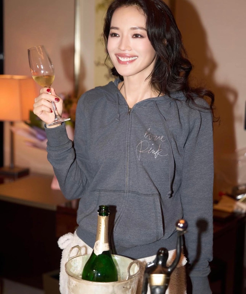 舒淇在社交平台發佈多張頒獎禮後的幕後花絮照片。