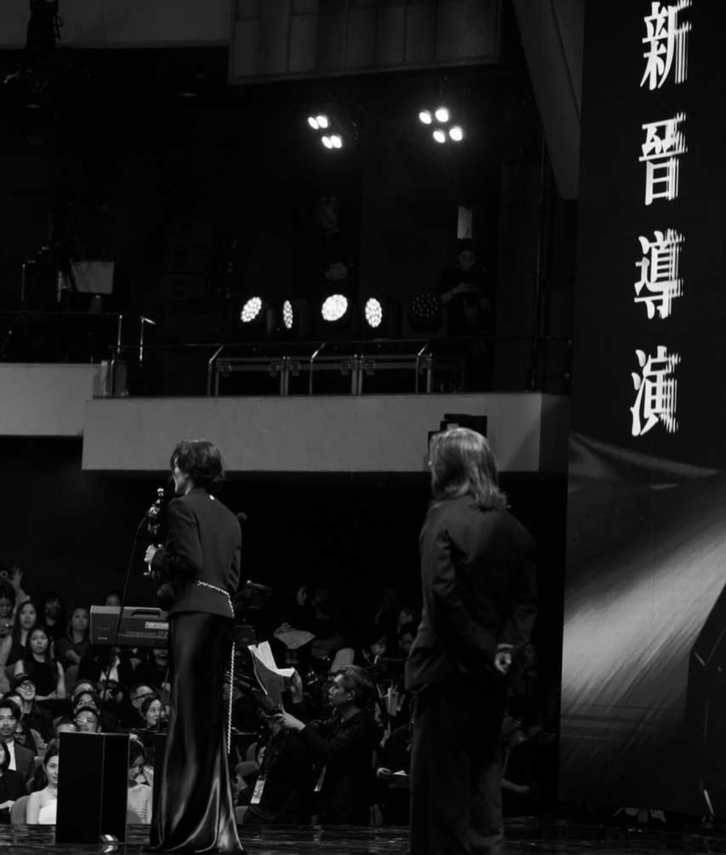 記錄舒淇在台上接過獎項的得獎一刻。