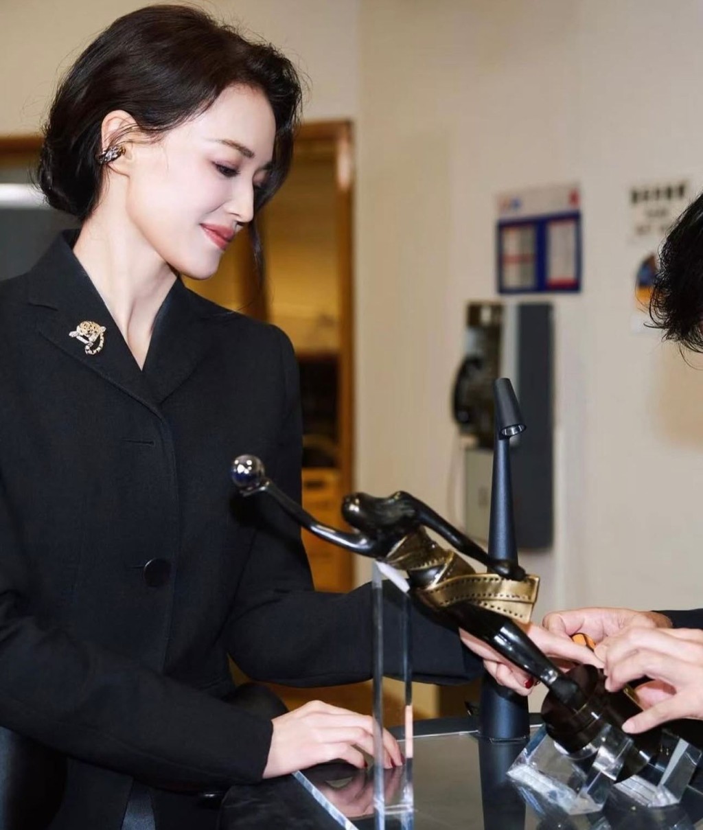 得獎後，大會即場在獎座上為舒淇刻上名字。