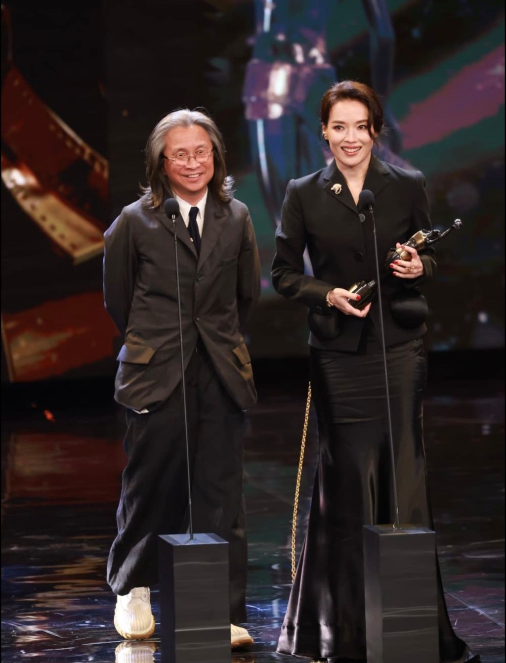 舒淇從資深導演陳可辛手中接過「新晉導演」獎座。