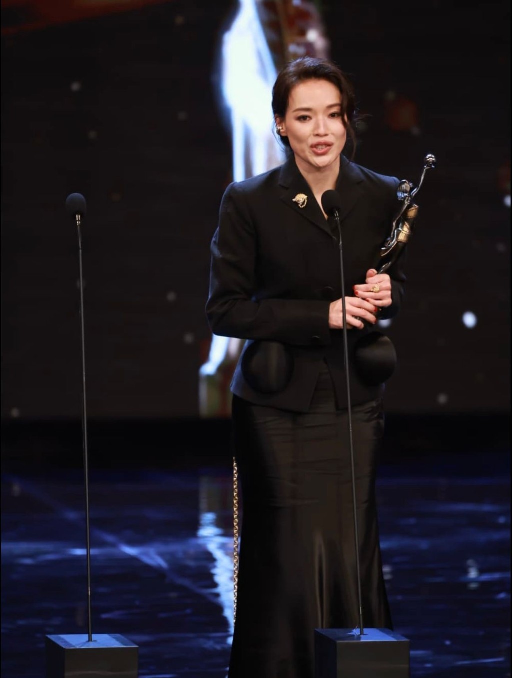 舒淇在台上幽默自嘲是「最老的新導演」。