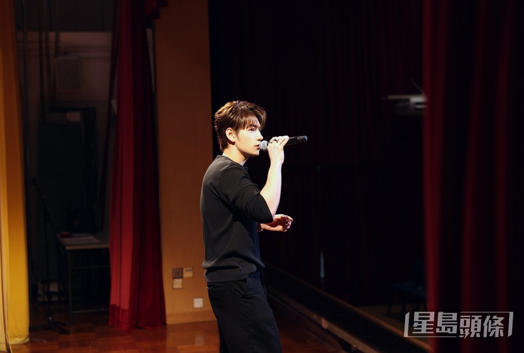 Jeffrey以演唱《MY HEAD！》為活動揭開序幕，現場氣氛熱烈。