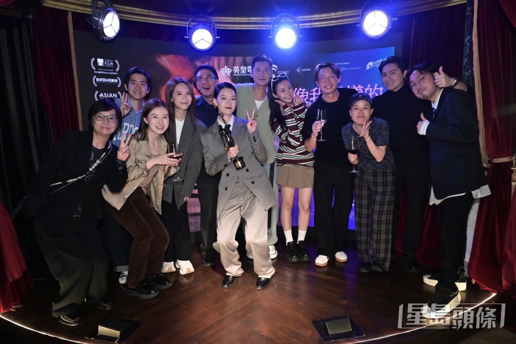 電影台前幕後工作人員一同慶祝。