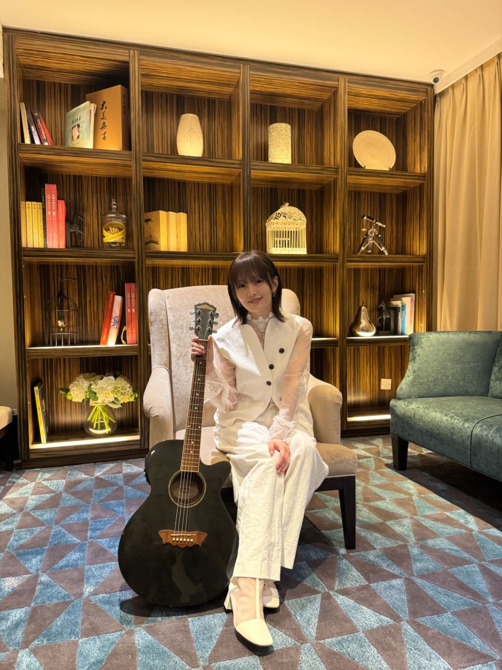 山本彩接受專訪時表示，希望下個10年能不受年齡限制，活出新面貌。（場地提供：荃灣帝盛酒店）