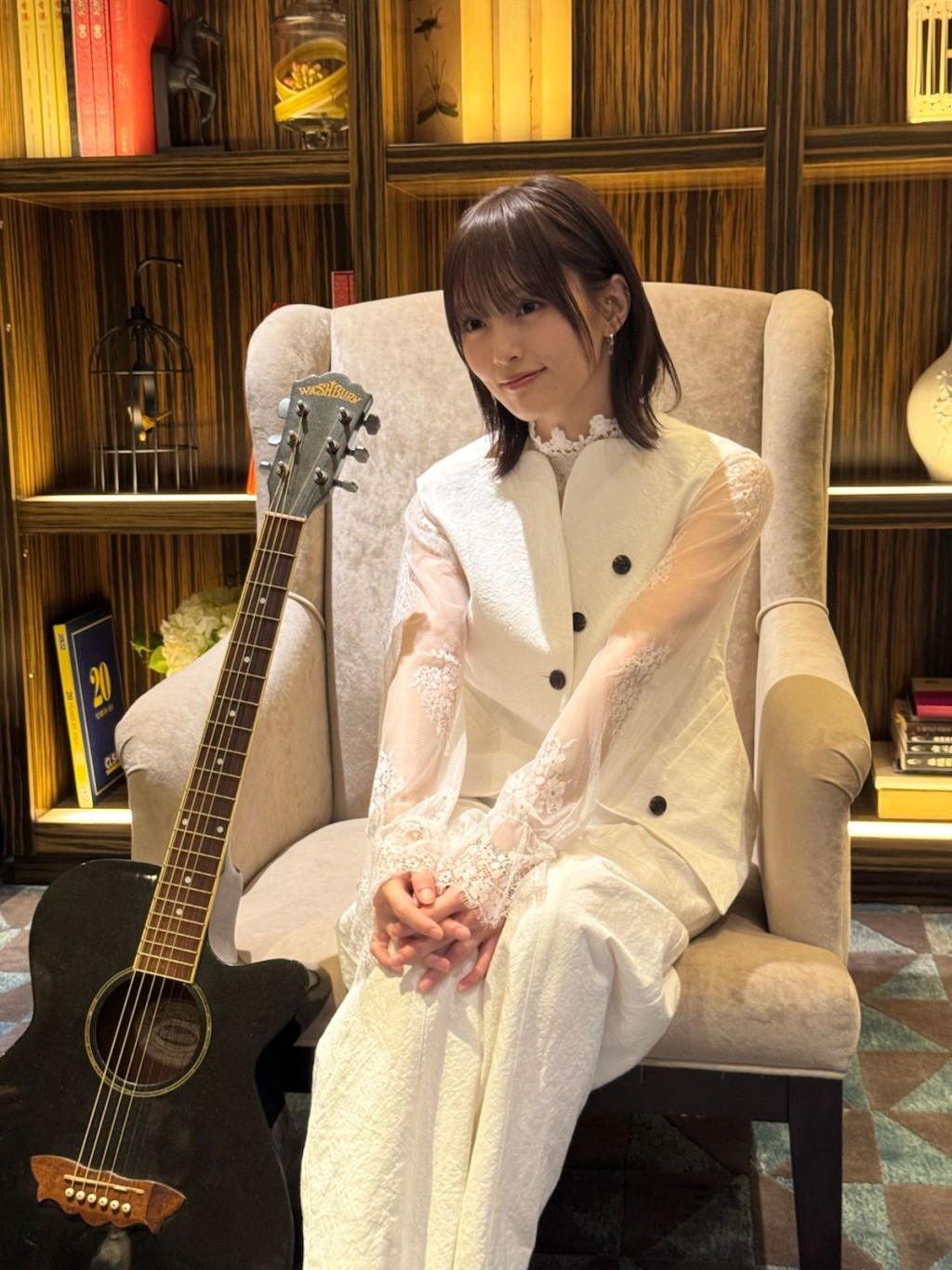 回顧十年歷程，山本彩選了其自創曲《一輪草》來代表當下心情。（場地提供：荃灣帝盛酒店）