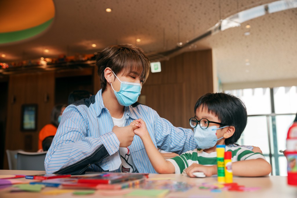 姜濤與小朋友投入遊戲。