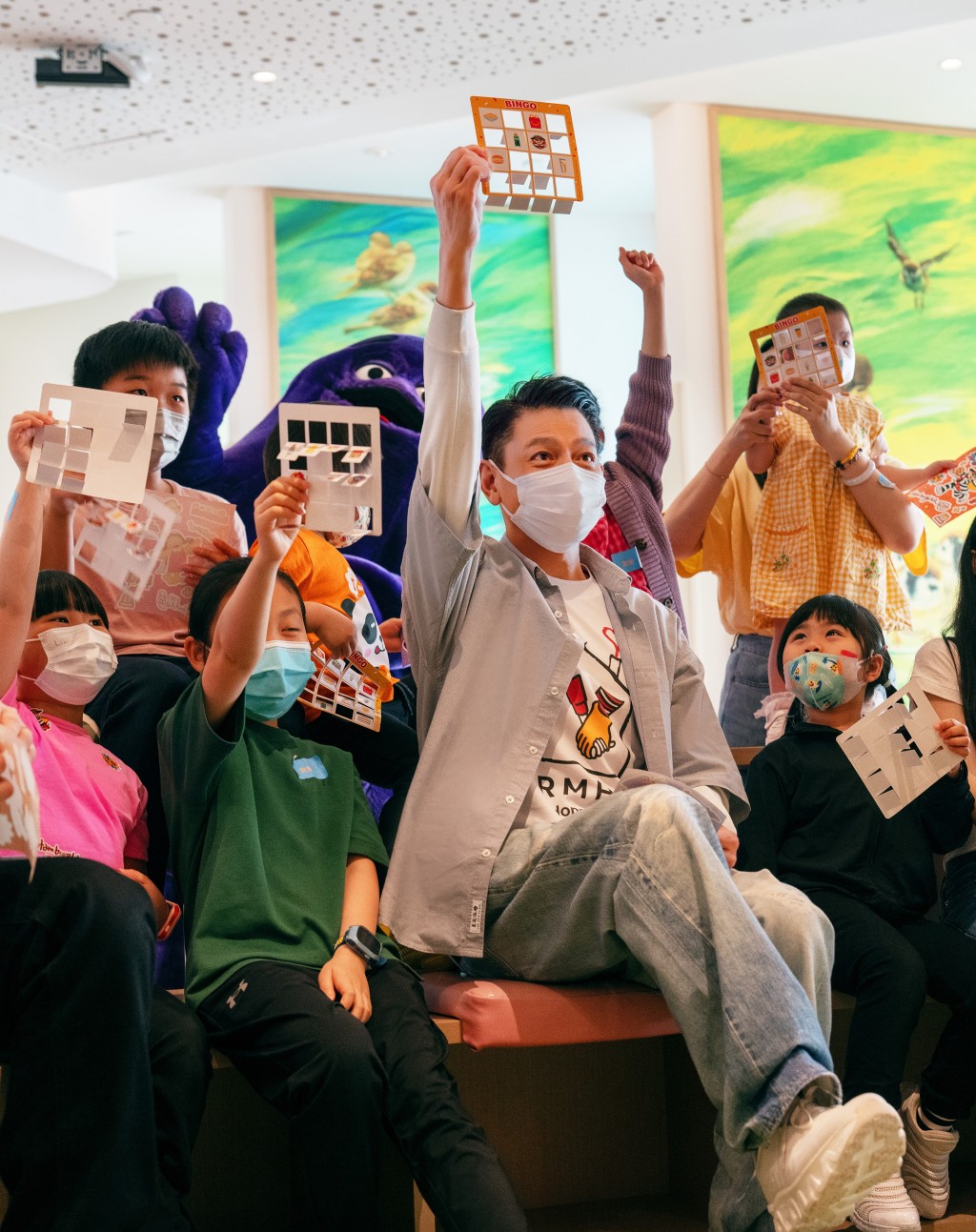 姜濤與小朋友親切互動。