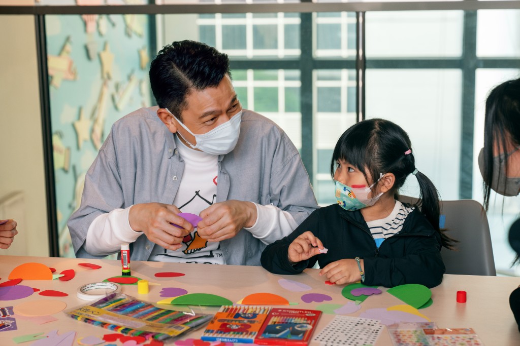 劉德華陪小朋友玩遊戲和做手工。