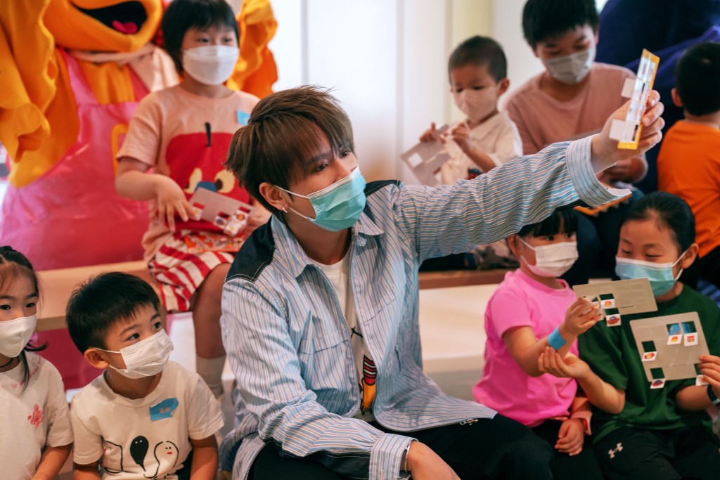 姜濤如同大孩子般與孩童相處。