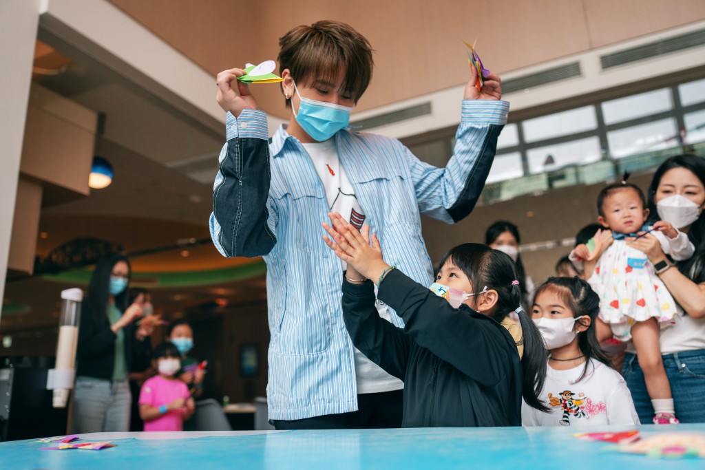 姜濤迅速與小朋友們融洽相處。