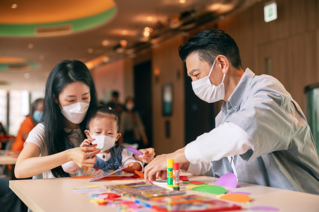 眾人齊心貼上雀鳥圖案。