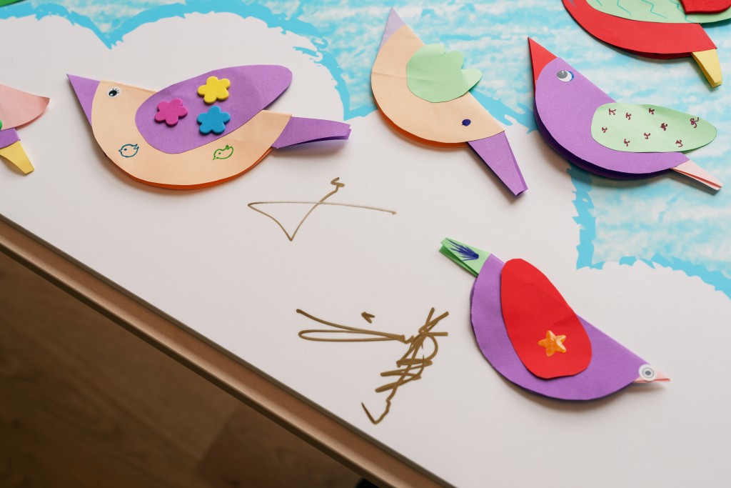 眾人合力拼湊巨型藝術作品，寓意關愛與希望得以延續。